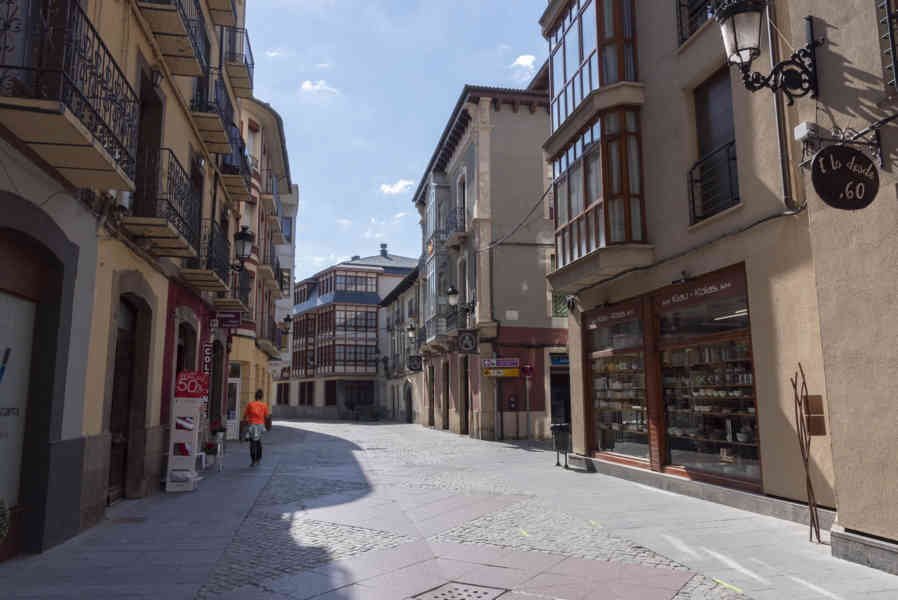 Huesca - Jaca 04 - calle Mayor.jpg
